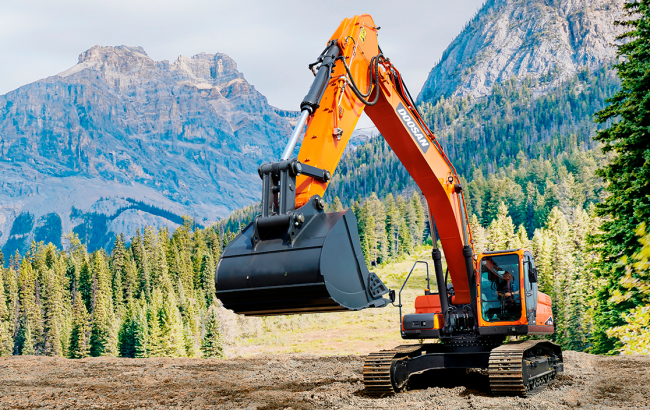 Экскаватор Develon DX300LCA-7M на карьере в лесу