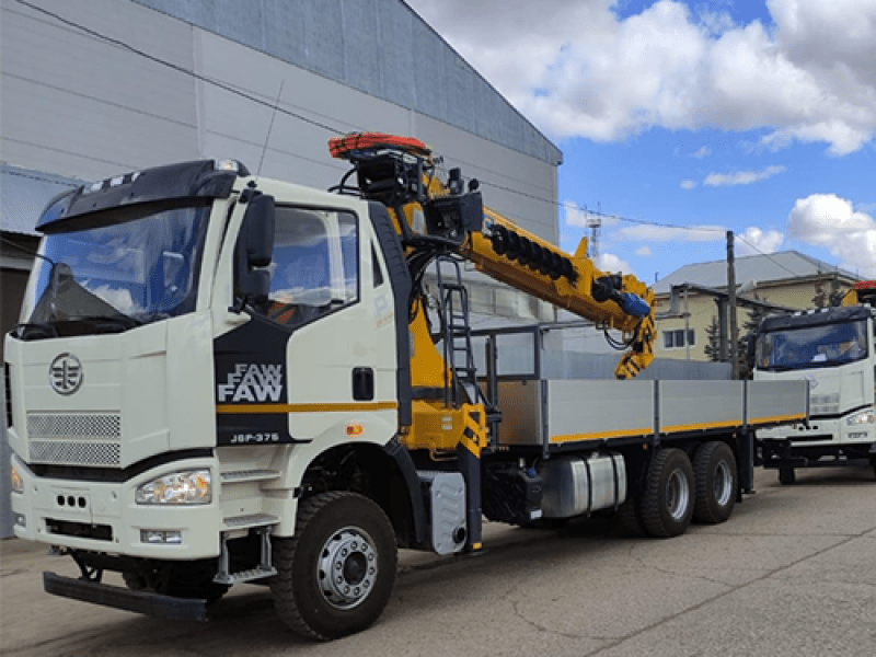 Кран-манипулятор XCMG 200-6 с буром на шасси FAW 3250 6х6-0