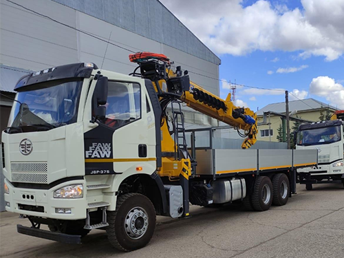 Кран-манипулятор XCMG 200-6 с буром на шасси FAW 3250 6х6