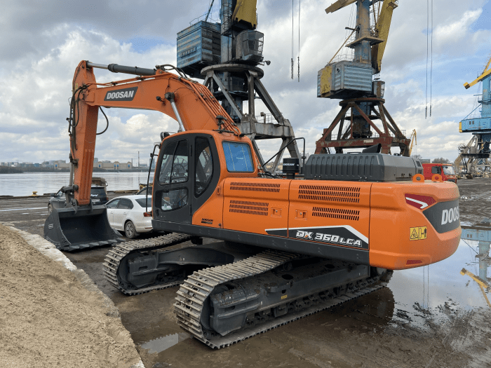 Экскаватор Doosan 360 с гидроножницами для работ по сносу зданий передан клиенту из Москвы